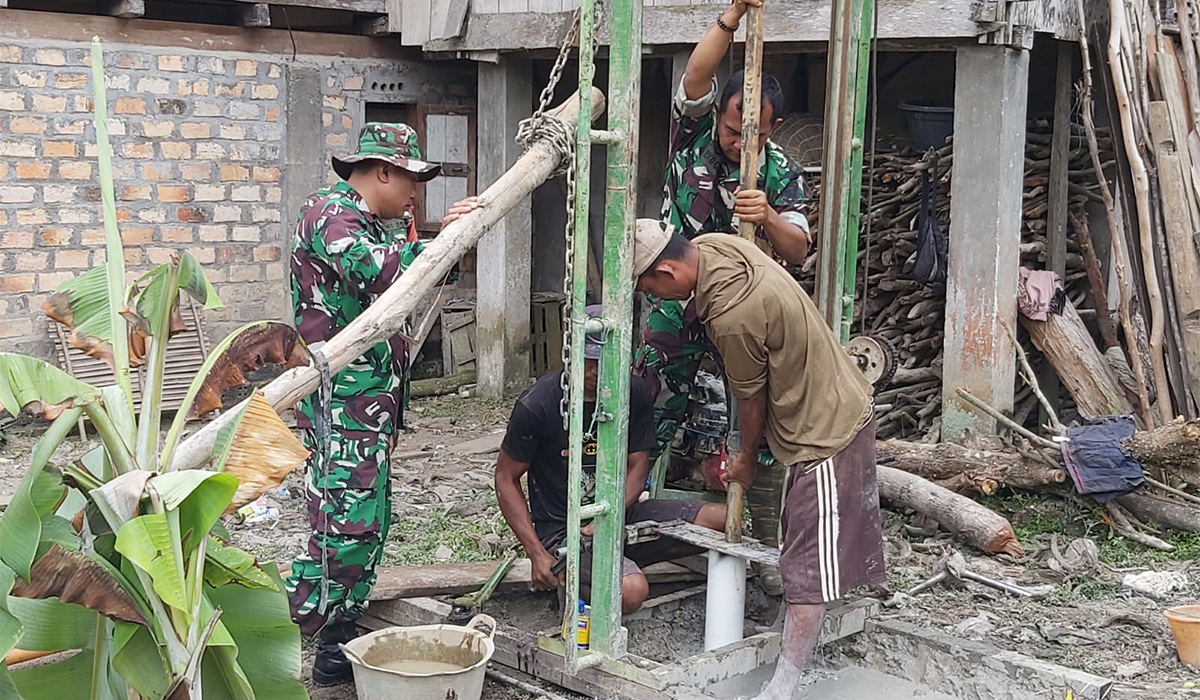 Kemarau Melanda, Sumur Warga Alami Kekeringan, Anggota TNI Bantu Pembuatan Sumur Bor