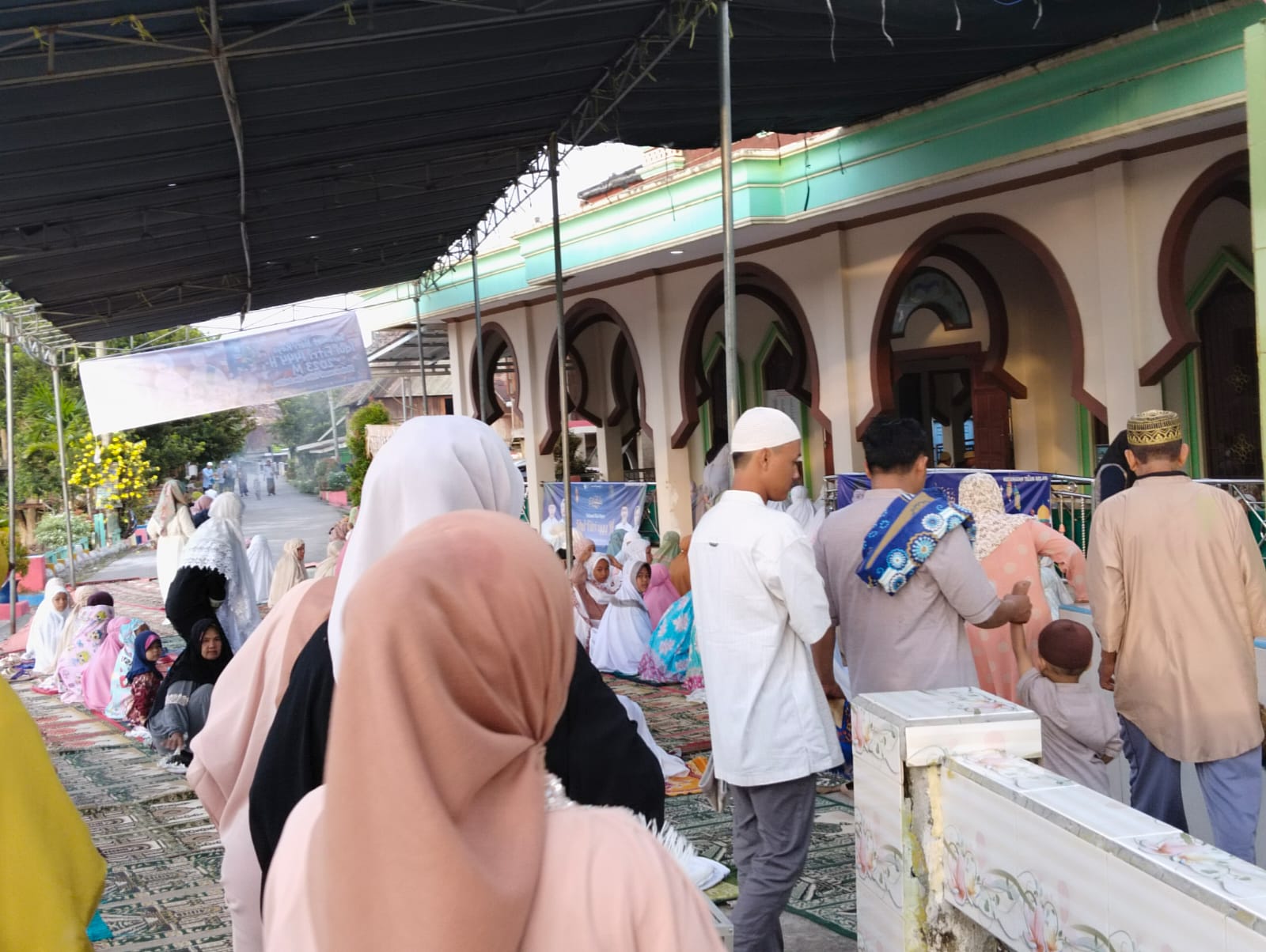 Warga Desa Sugih Waras Laksanakan Salat Ied di Masjid Istiqlal