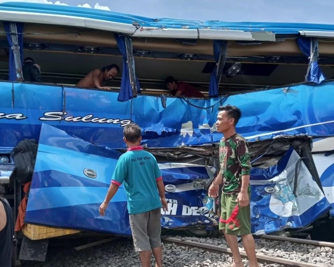 BREAKING NEWS: Bus Ditabrak Kereta Api di Martapura OKU Timur, Banyak Penumpang Terjepit