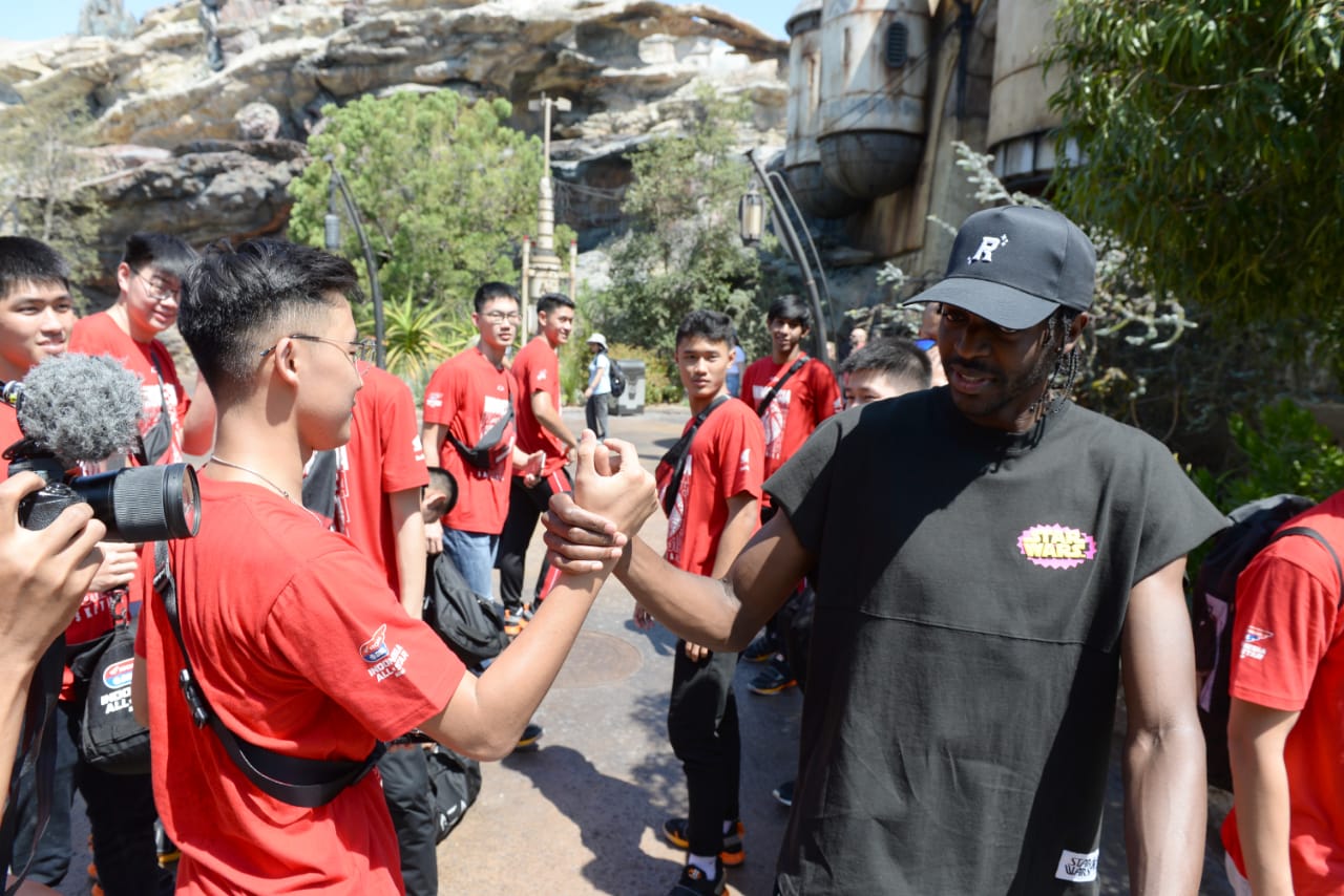 Ketemu dan Foto Bareng Bintang NBA Justin Holiday di Star Wars Galaxy Edge