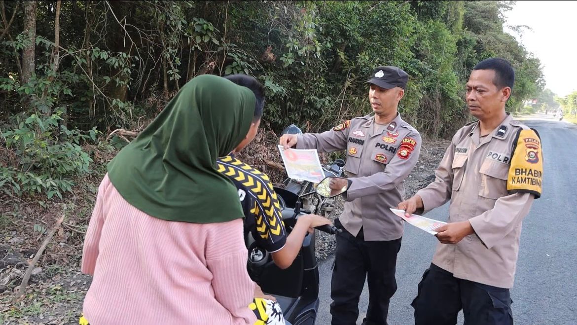 Polsek Tanjung Batu Ogan Ilir Gelar Patroli Terpadu dan Bagikan Stiker Imbauan Larangan Bakar Hutan dan Lahan