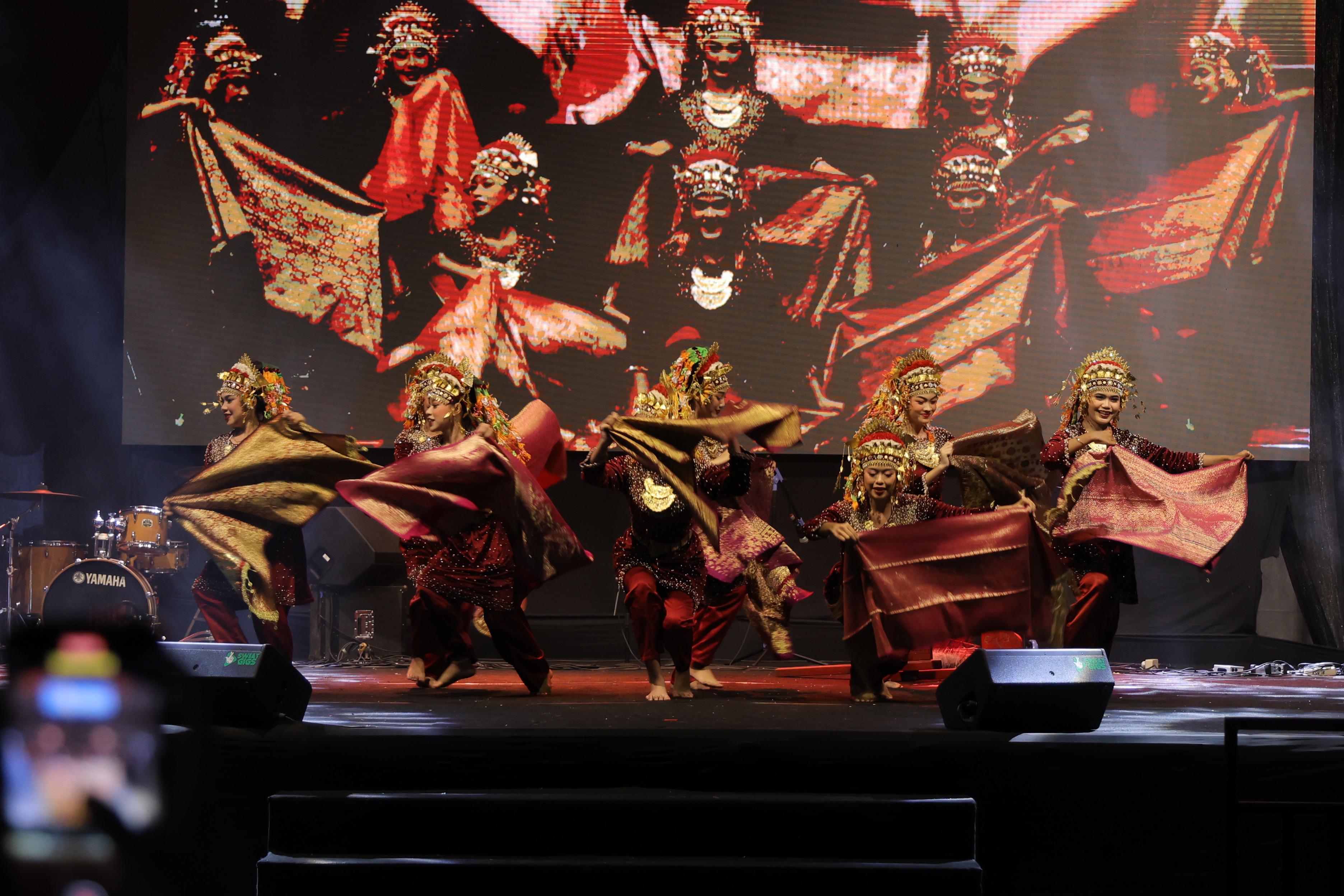Sekda Palembang Hadiri Penutupan JKPI XI, Tampil Perdana Tarian Menenun Songket begitu Memukau
