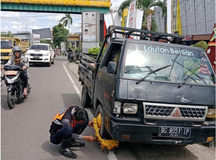 Siap-siap, Mobil Diderek Petugas Dishub Palembang Jika Masih Ngeyel Parkir di Badan Jalan