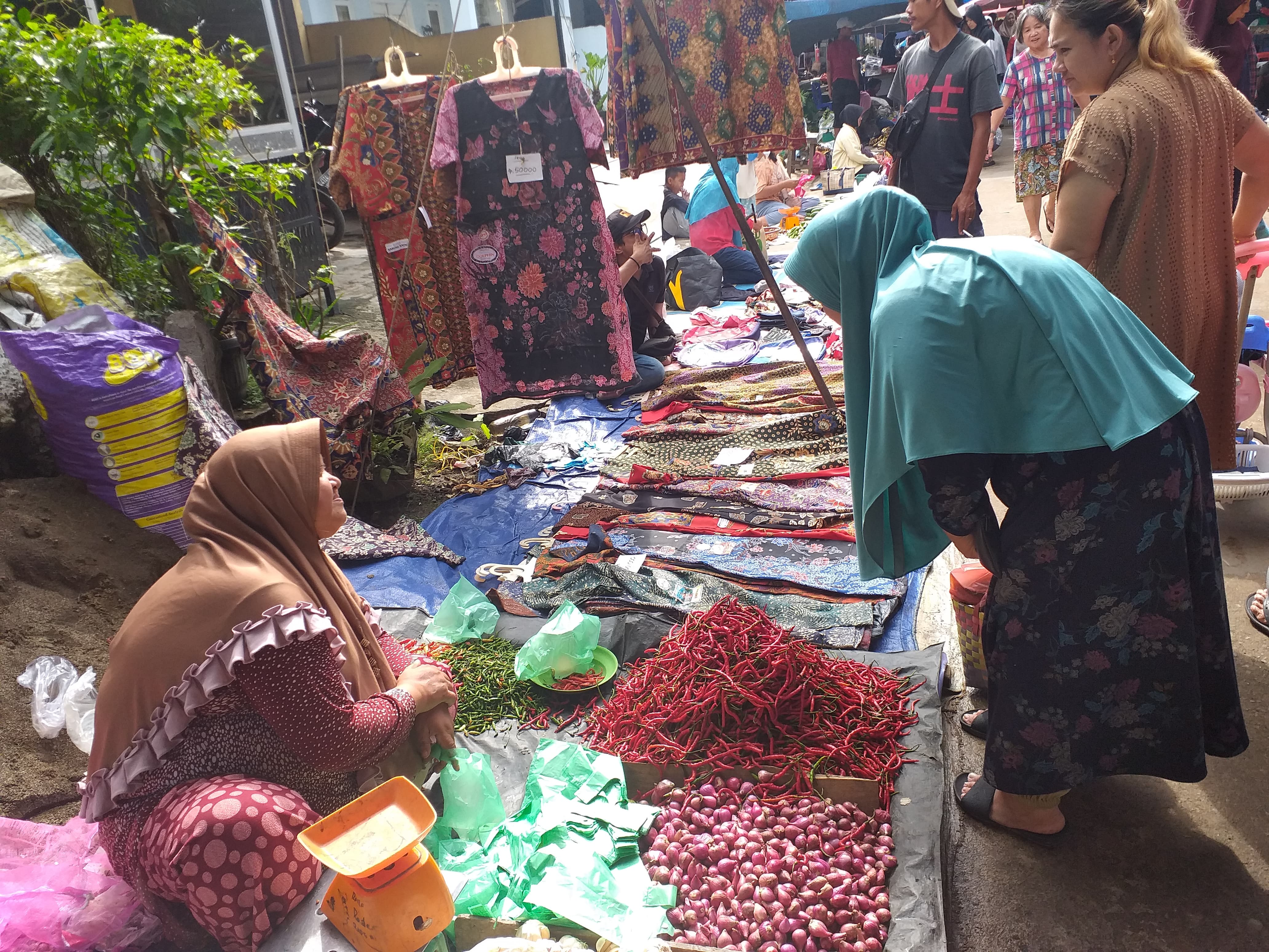 Ibu-ibu Pilih Masakan Manis, Pedasnya Harga Cabai di Pasar Tradisional Palembang, Tembus Rp100 Ribu 