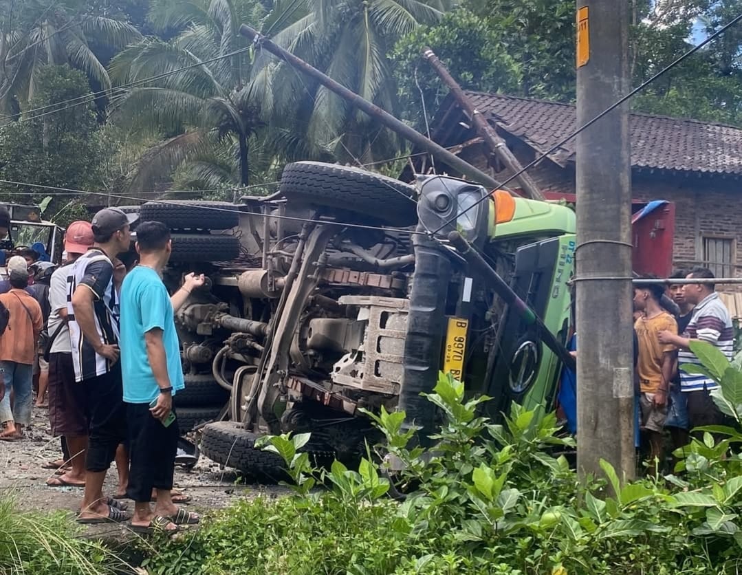Rem Blong Jadi Biang Keladi Tabrakan Maut di Truk v Angkot?