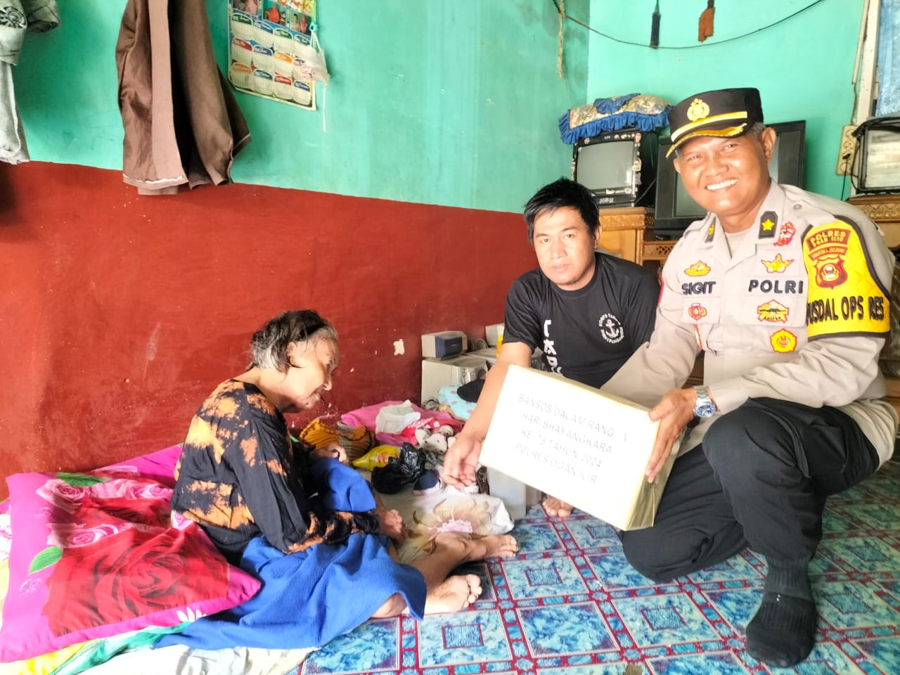 LUAR BIASA! Polres Ogan Ilir Berikan Bantuan untuk Warga Disabilitas & Sakit Menahun di HUT Bhayangkara ke-78