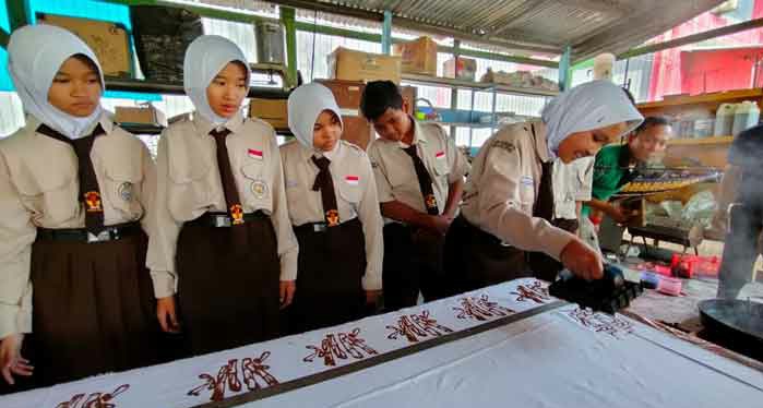 WOW! Pelajar SMPN 1 Muara Enim Belajar Membatik, Cinta Budaya dan Kearifan Lokal