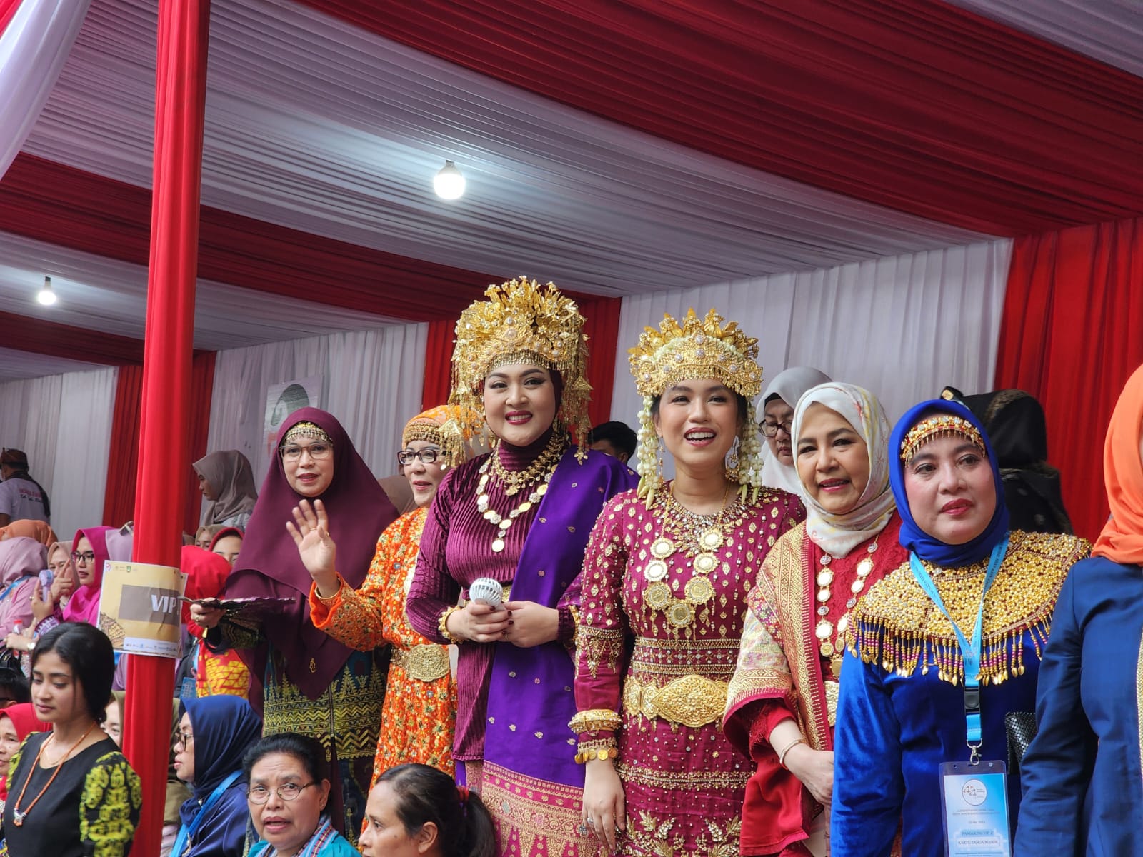 Ikuti HUT Dekranas ke 44 di Jawa Timur, Dekranasda OKU Timur Paradekab Baju Adat Komering