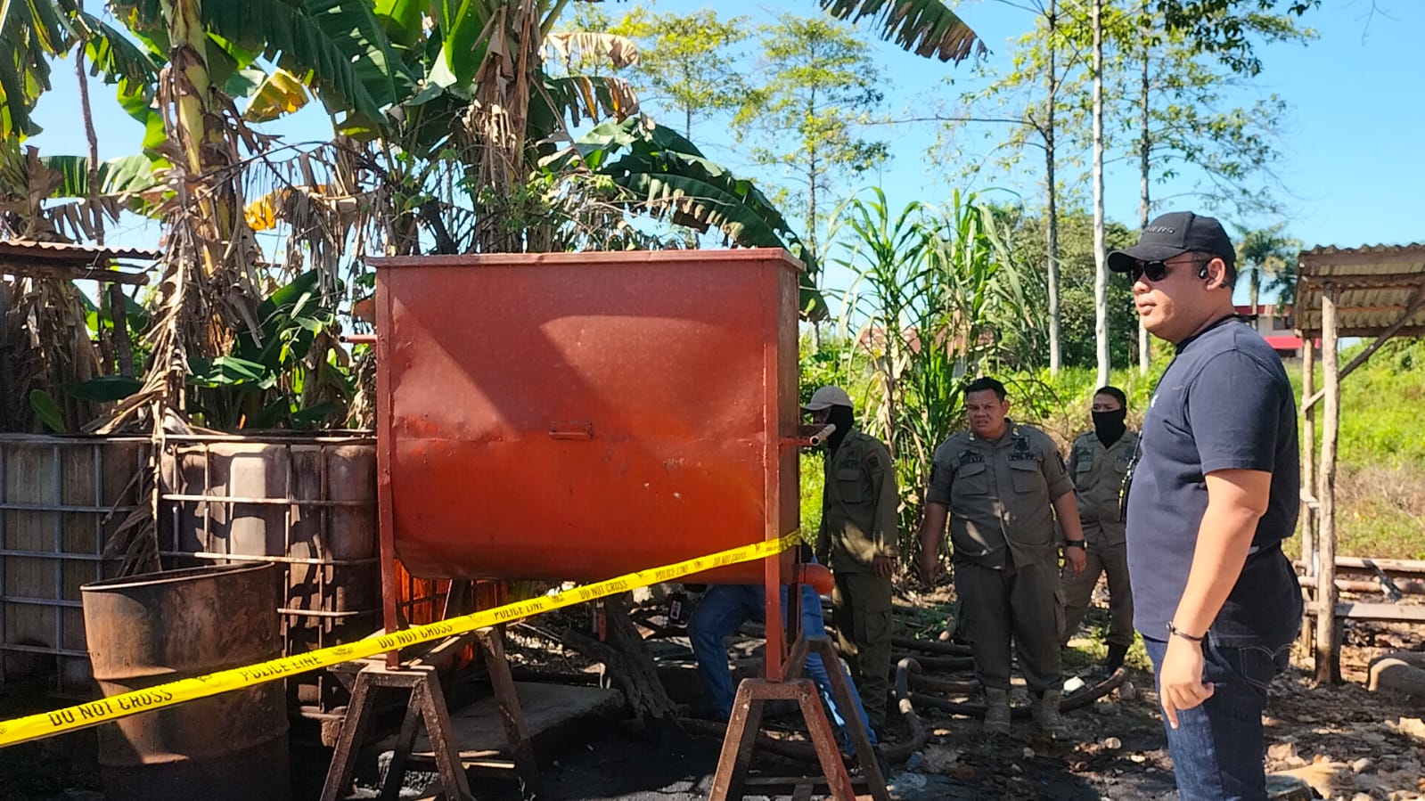 Lima Gudang Penampungan Minyak Ilegal di Kawasan Kertapati Palembang Dipasang Garis Polisi