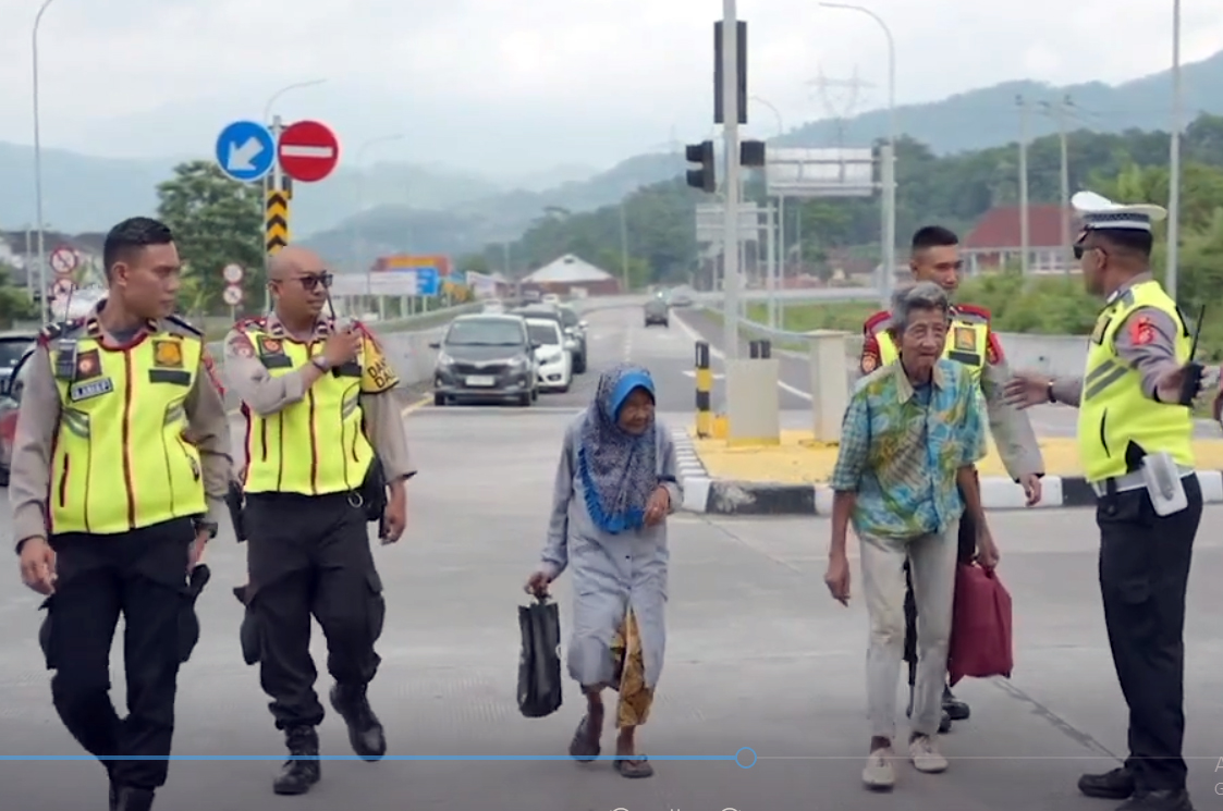 Bikin Meleleh, Kisah Sepasang Lansia Nekad Jalan Kaki Susuri Jalan Tol Cisumdawu Demi Jenguk Cucu, Ternyata...