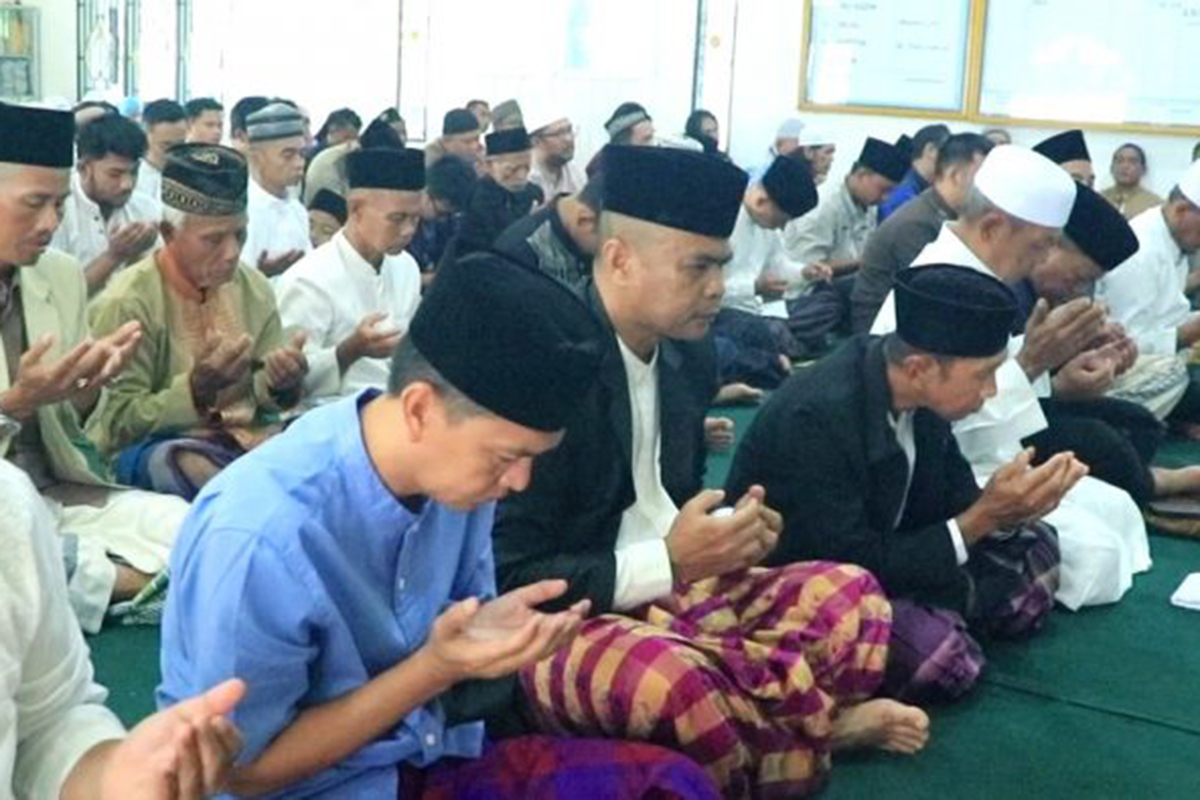 Sekda Prabumulih Laksanakan Shalat Idul Adha dan Serah Terima Hewan Kurban di Masjid Al-Muawwanah