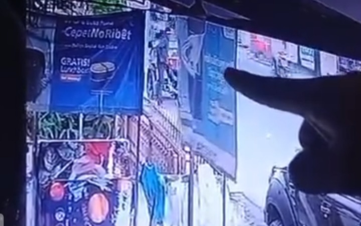 Bawa Bentor, Seorang Pria Terekam CCTV Mencuri di Sebuah Warung Kawasan Plaju 