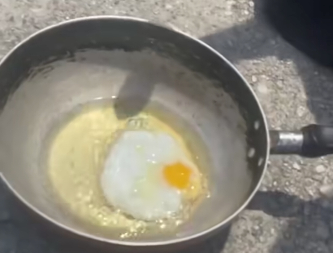 Warga Pekanbaru Heboh Goreng Telur di Bawah Terik Matahari, Hanya Hitungan Detik Langsung Matang