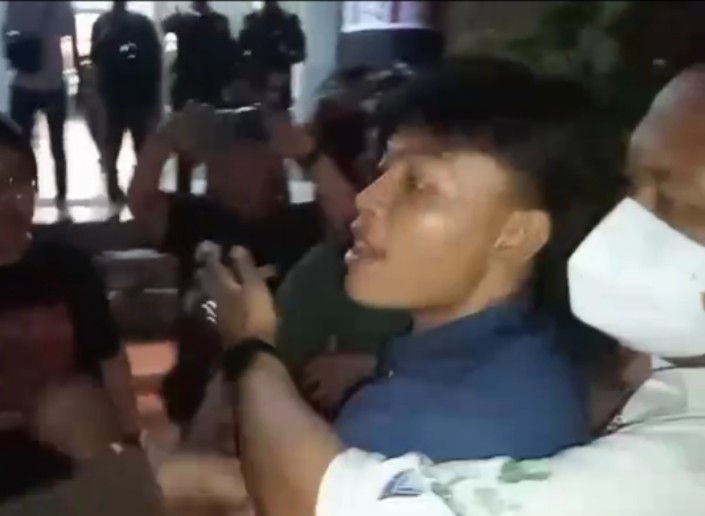 Kisruh Penahanan Kasus Korupsi Kredit Macet Rp1,6 T, Kolega Diduga Halangi Wartawan Ambil Gambar Tersangka