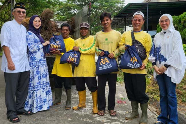 Jelang Lebaran, Bagikan Santunan dan Paket Sembako kepada Anak Yatim dan Buruh Harian