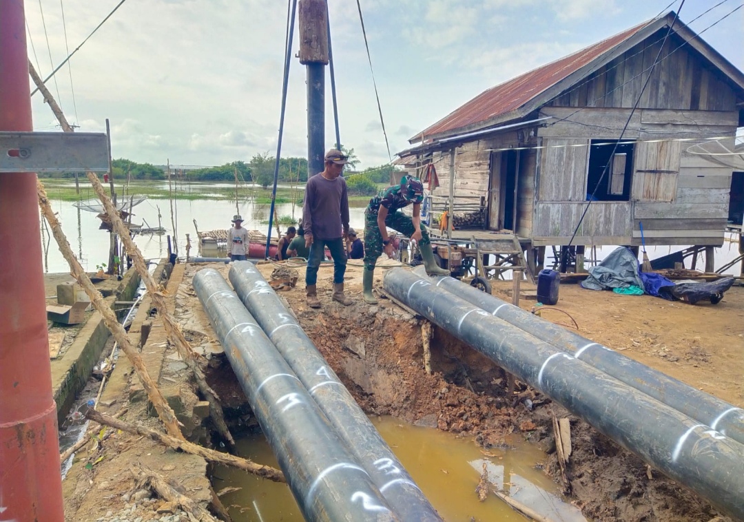 Dukung Peningkatan Perekonomian TNI Bangun Jembatan Gantung di Desa Embacang OKI