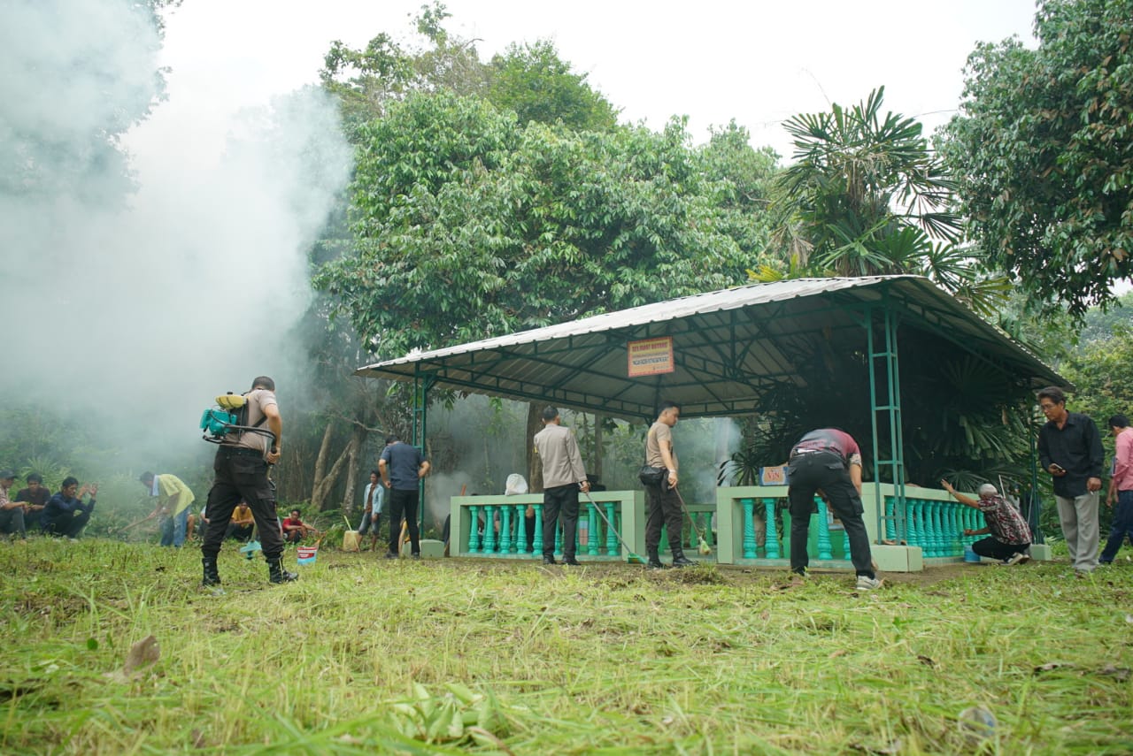 Peduli dan Ikut Menjaga Situs Sejarah, Polres OKI Bersihkan Makam Puyang di Sungai Sodong