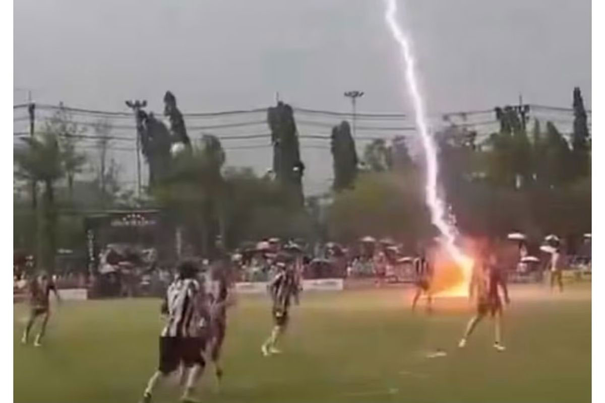 Pesepak Bola Thailand Tewas Tersambar Petir