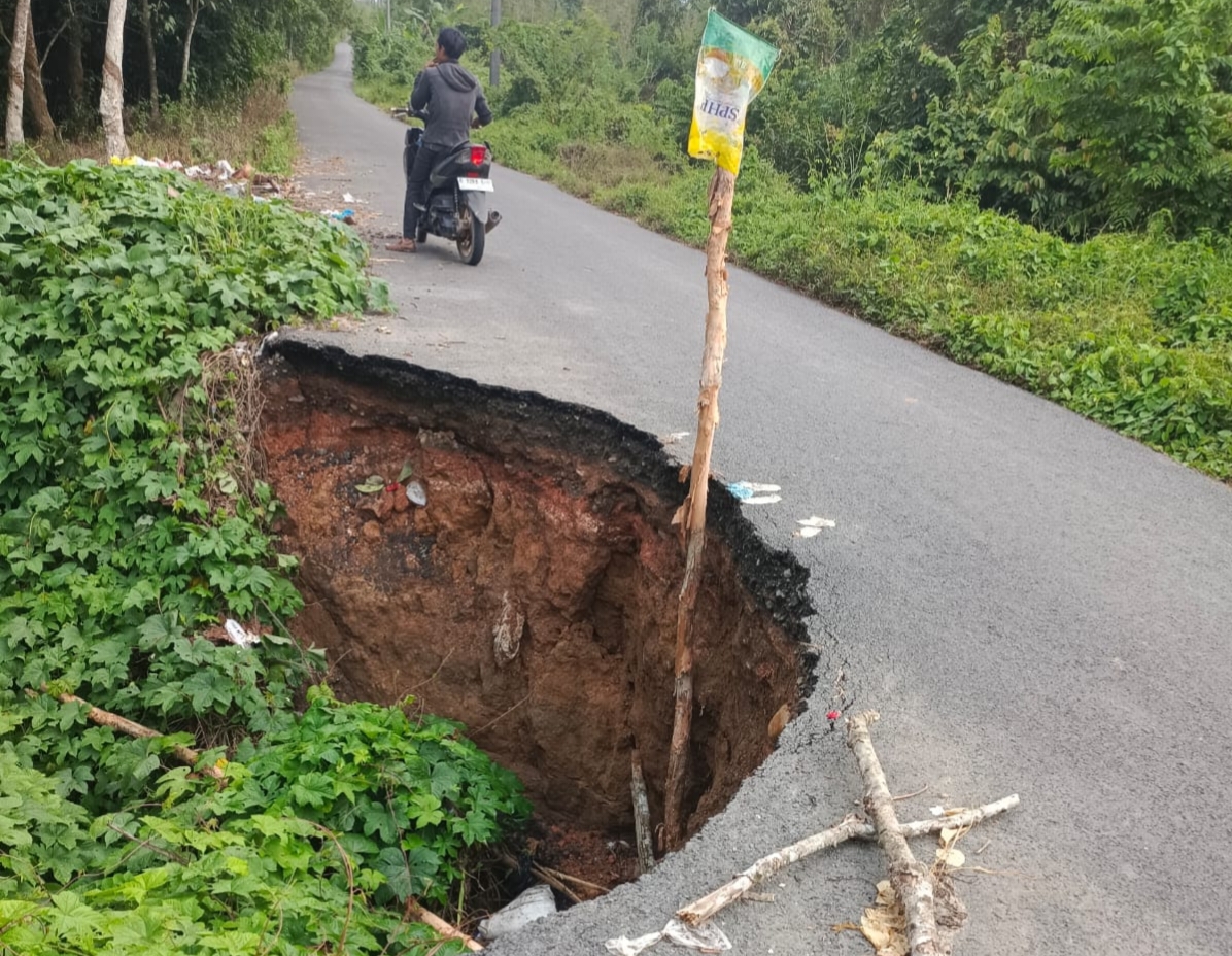 Jalan Kabupaten di Desa Sunur Ogan Ilir Amblas Sejak Tahun Lalu, Warga Minta Segera Diperbaiki