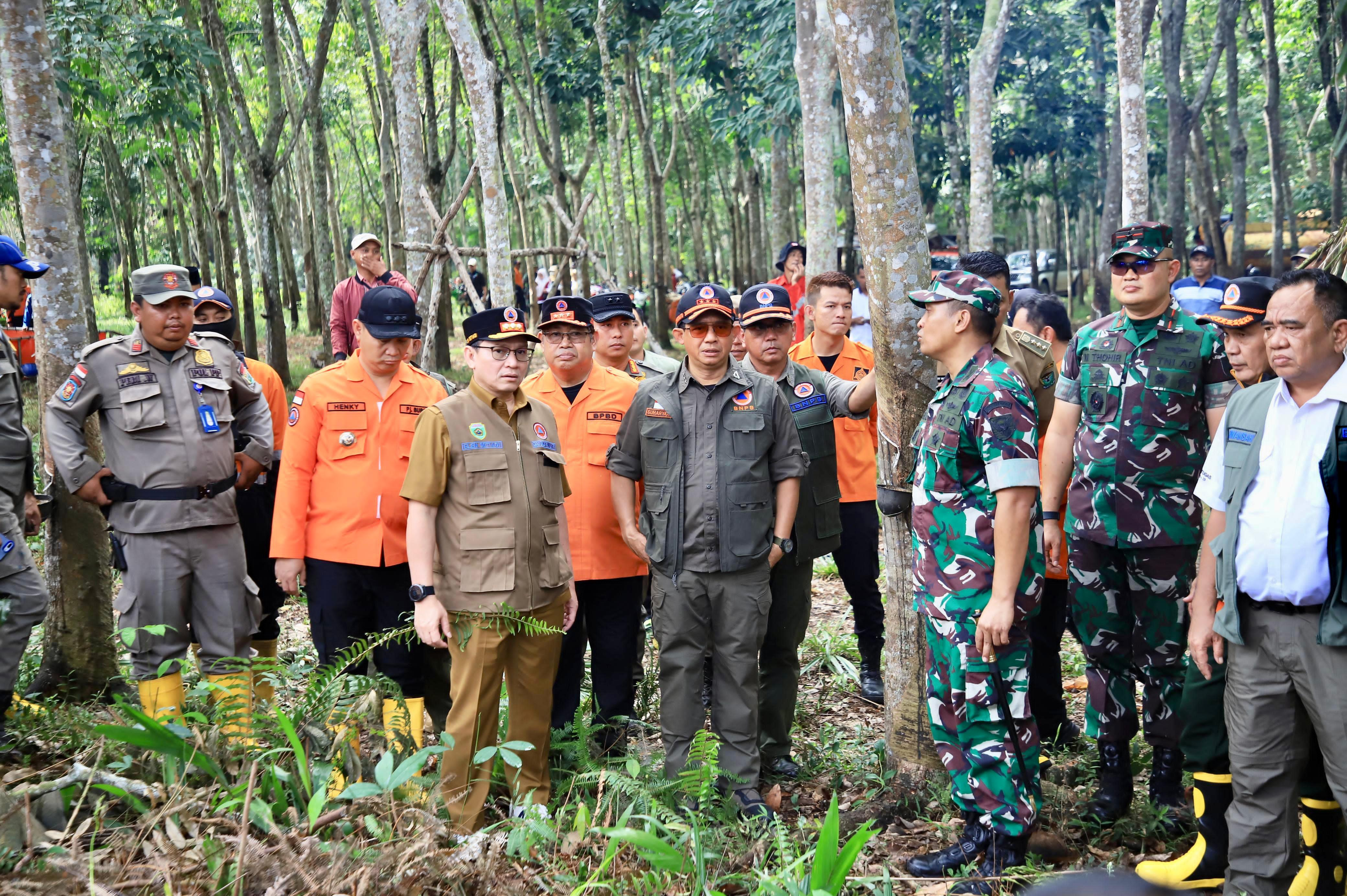 Pj Gubernur Elen Setiadi Bersama Kepala BNPB Pusat Tinjau Titik Karhutla di Muara Enim