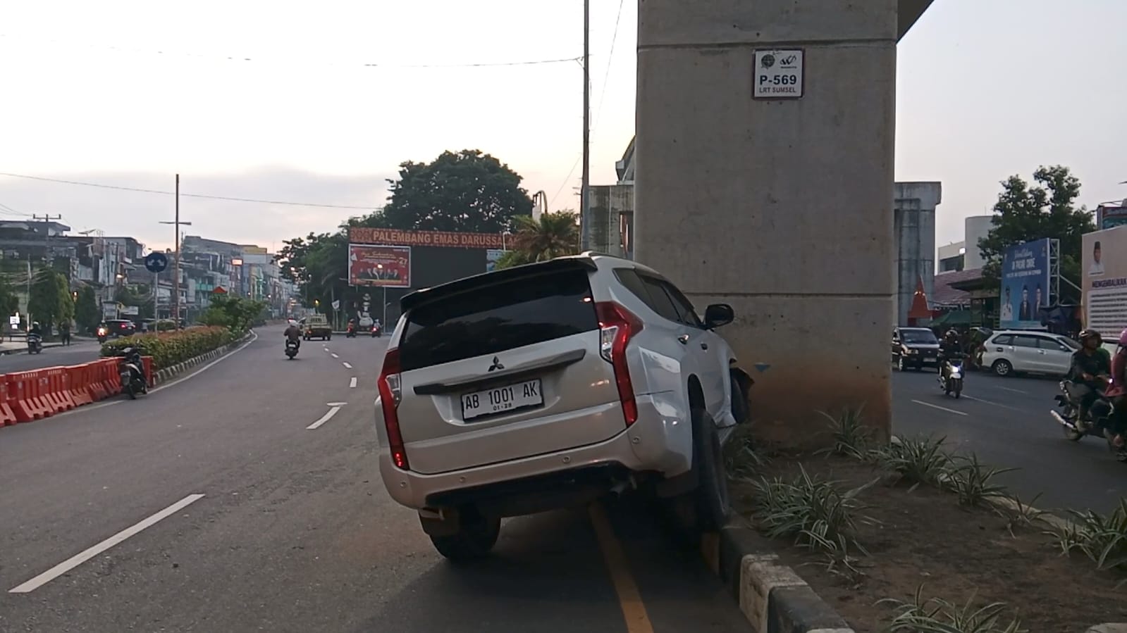 Pajero Bernopol Yogyakarta Hantam Tiang LRT di Palembang, Penumpang Langsung Pergi Tinggalkan TKP 