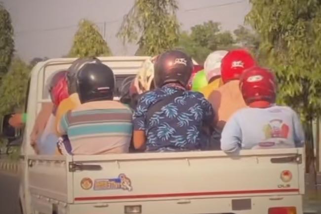 Waw….Video Pemudik Naik Mobil Bak Terbuka Pakai Helm Viral, Netizen: Polisi pun Bingung Mau Nilang Apa Nggak 
