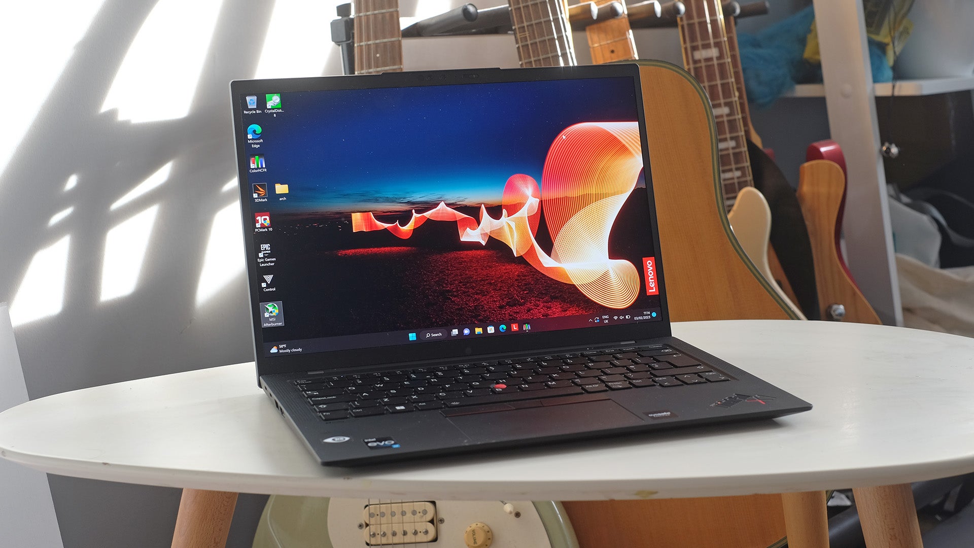 Lenovo ThinkPad X1 Carbon Gen 10, Laptop yang Terbuat dari Serat Karbon dengan Sasis Kokoh