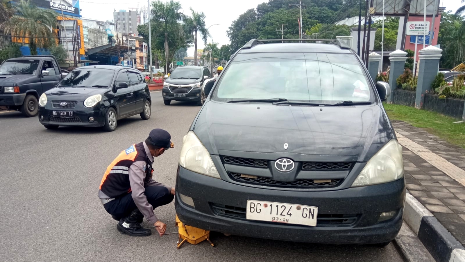 Parkir Sembarangan, Dishub Palembang Gembok Roda Mobil di Kawasan Rumah Sakit Umum 