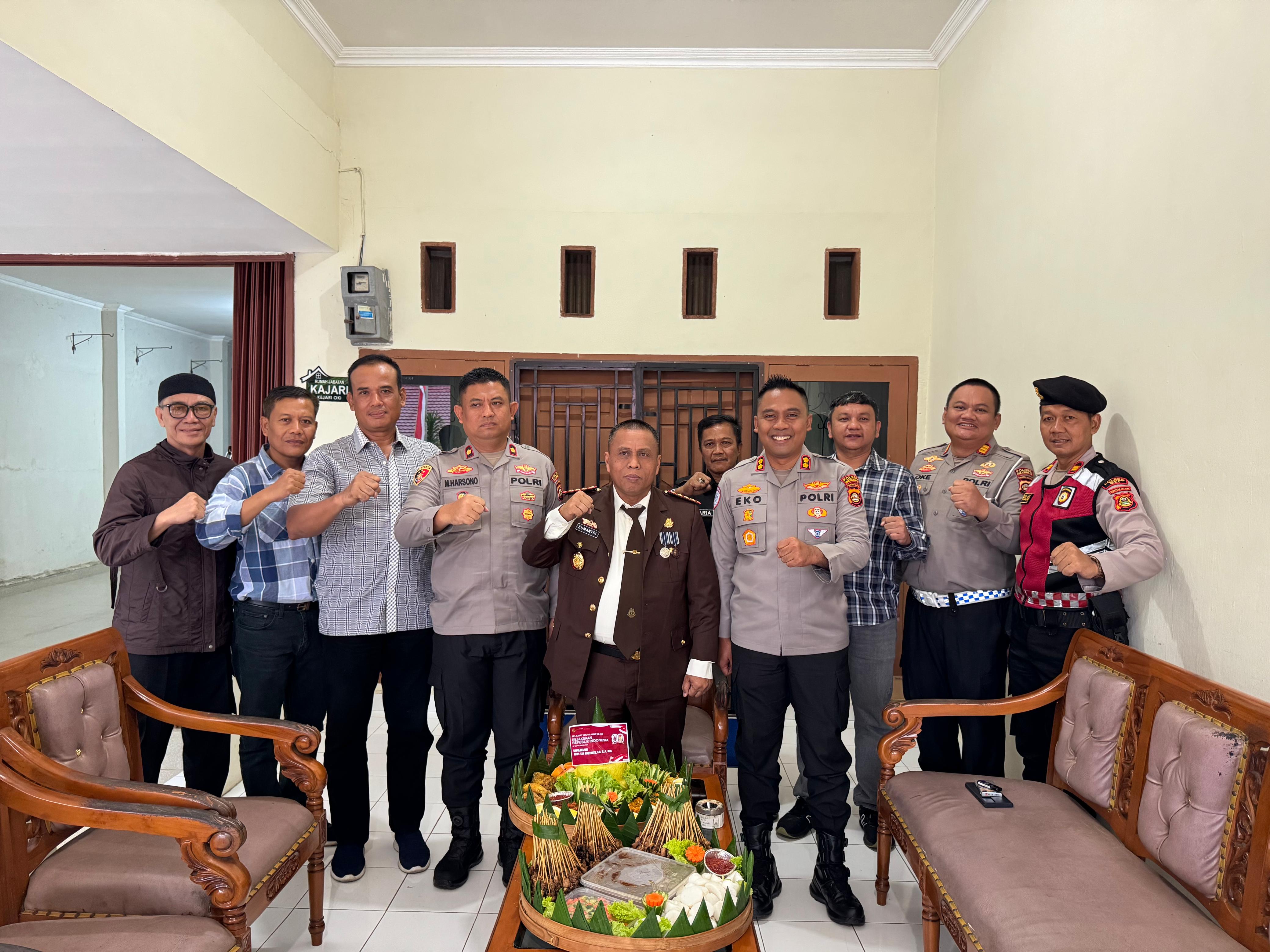 Berikan Ucapan Selamat HUT Kejaksaan ke-80, Kapolres OKI Sambangi Rumah Dinas Kajari