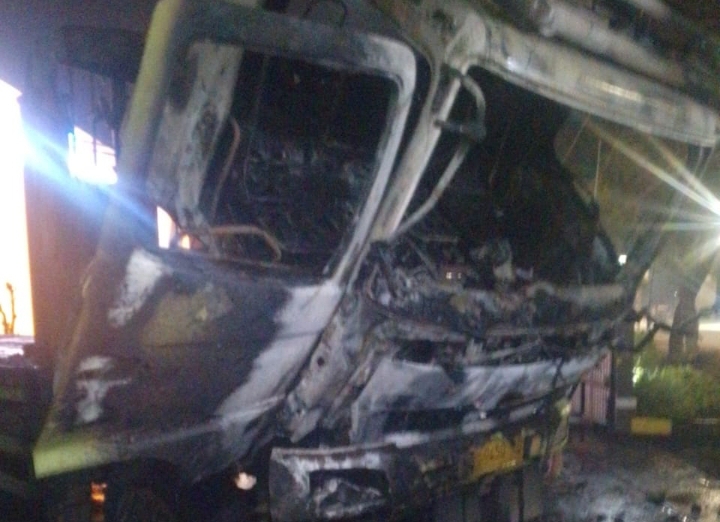 Diduga Korsleting Pengapian Mesin, Truk di Palembang Hangus Terbakar, Arus Lalulintas Sempat Tersendat