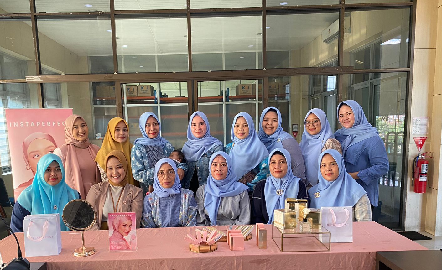 Instaperfect Beauty Forward Berkolaborasi dengan Ibu-Ibu Depo Lok PT KAI Palembang 