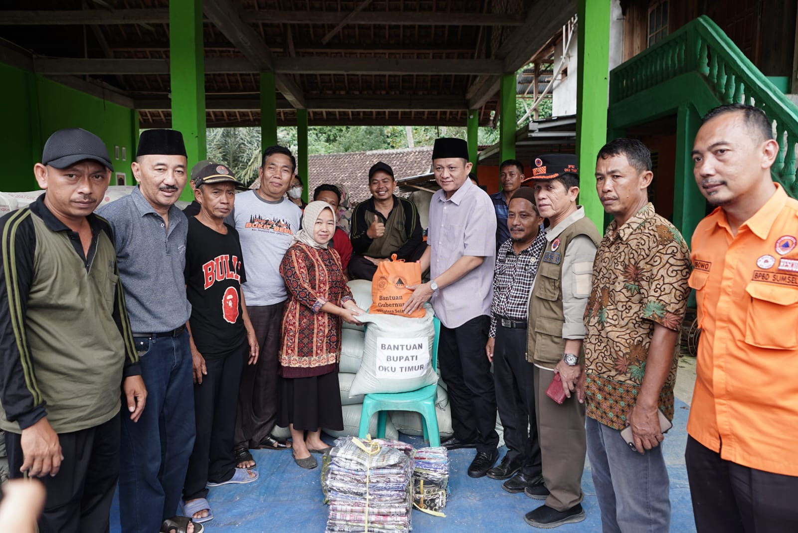 Enos Berikan Bantuan Bagi Korban Puting Beliung