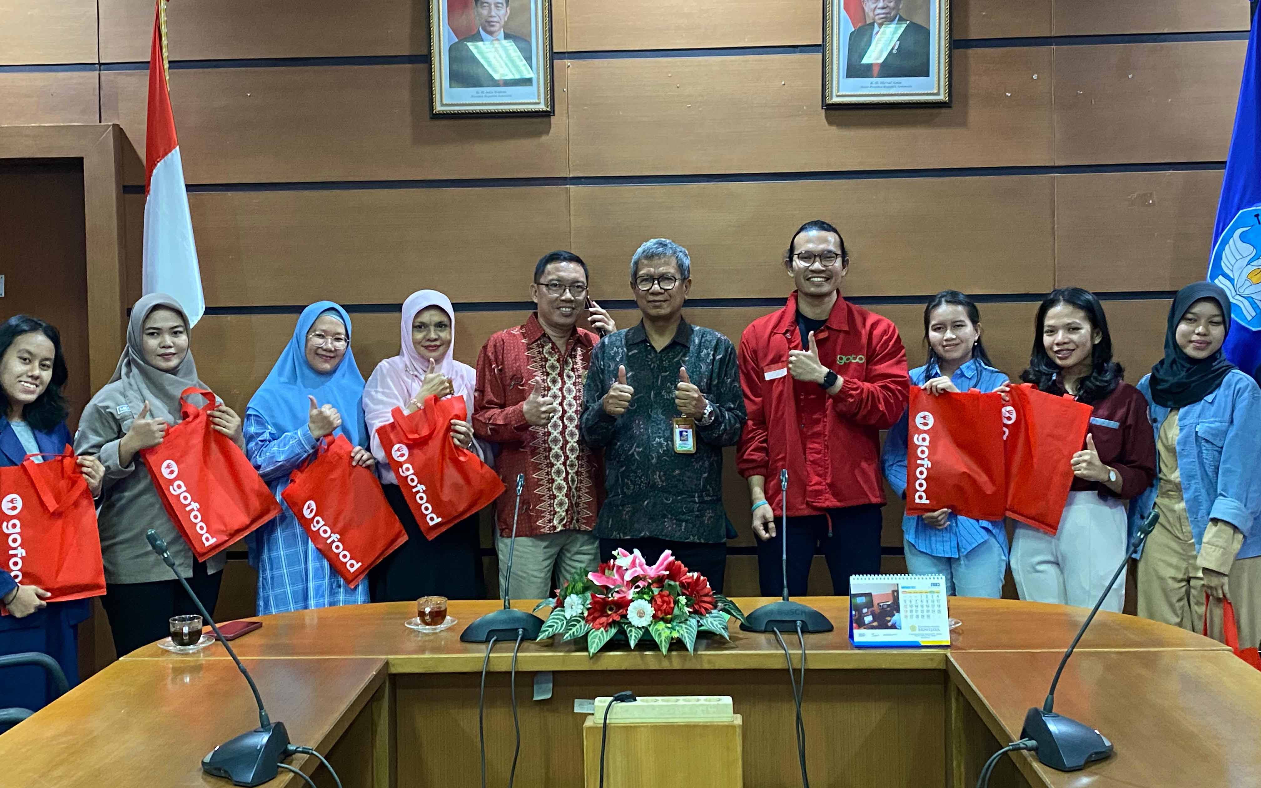 Gojek Serahkan Bantuan Pendidikan Kepada Sejumlah Mahasiswa Baru Kurang Mampu di Politeknik Sriwijaya