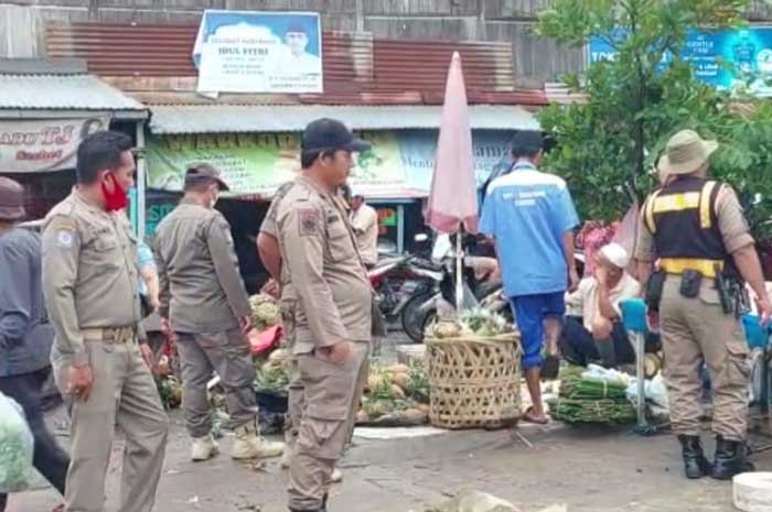 Sat Pol PP Pemkot Palembang Tertibkan PKL 7 Ulu