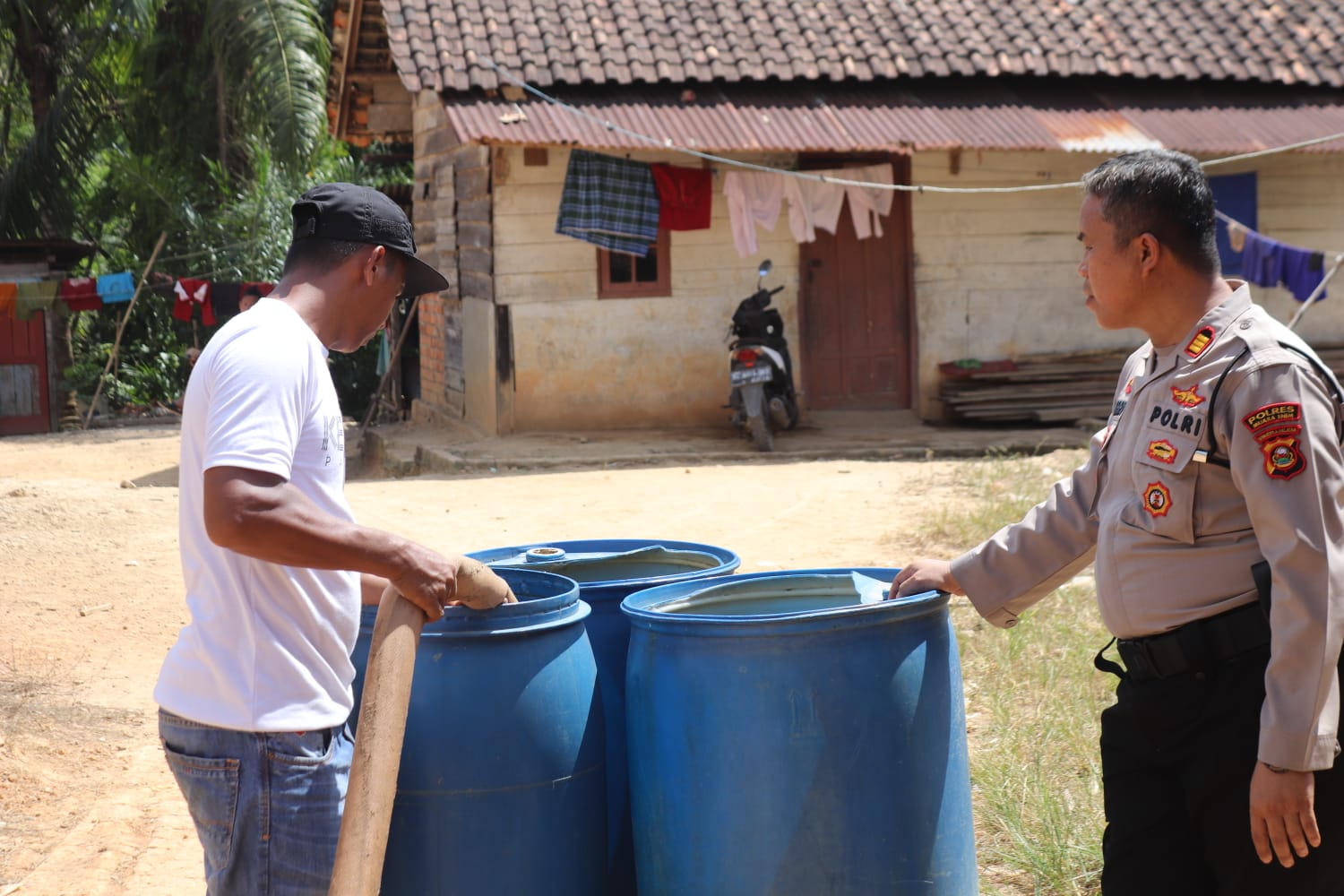 Memasuki Musim Kemarau, Polres Muara Enim Salurkan Bantuan Air Bersih