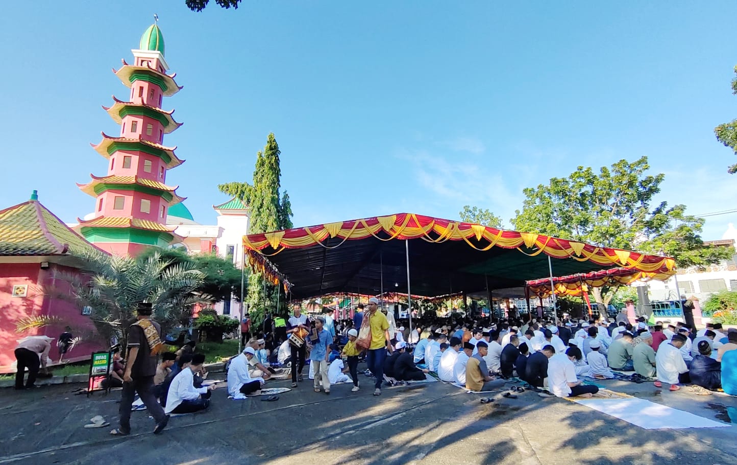 Laksanakan Salat Idul Fitri 1445 H, Ratusan Jemaah Padati Masjid Al Islam Muhammad Cheng Ho Palembang