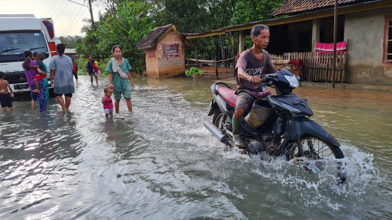 Dua Desa di Talang Ubi, PALI Terendam Banjir, Warga Diimbau Awasi Anak-Anak 
