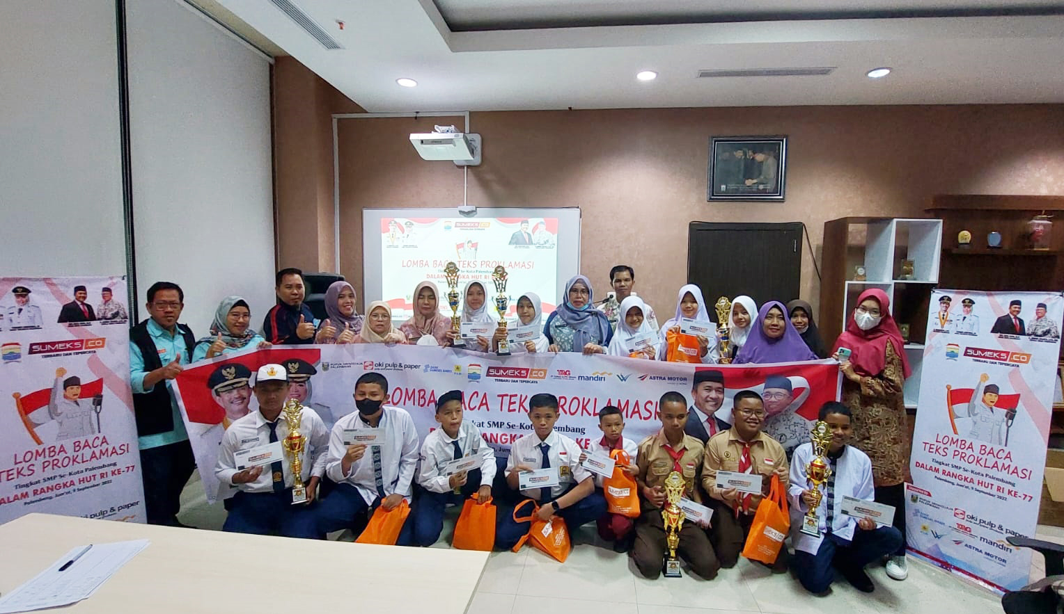  Dinas Pendidikan Kota Palembang dan SUMEKS.CO Serahkan Hadiah Pemenang Lomba Baca Teks Proklamasi 