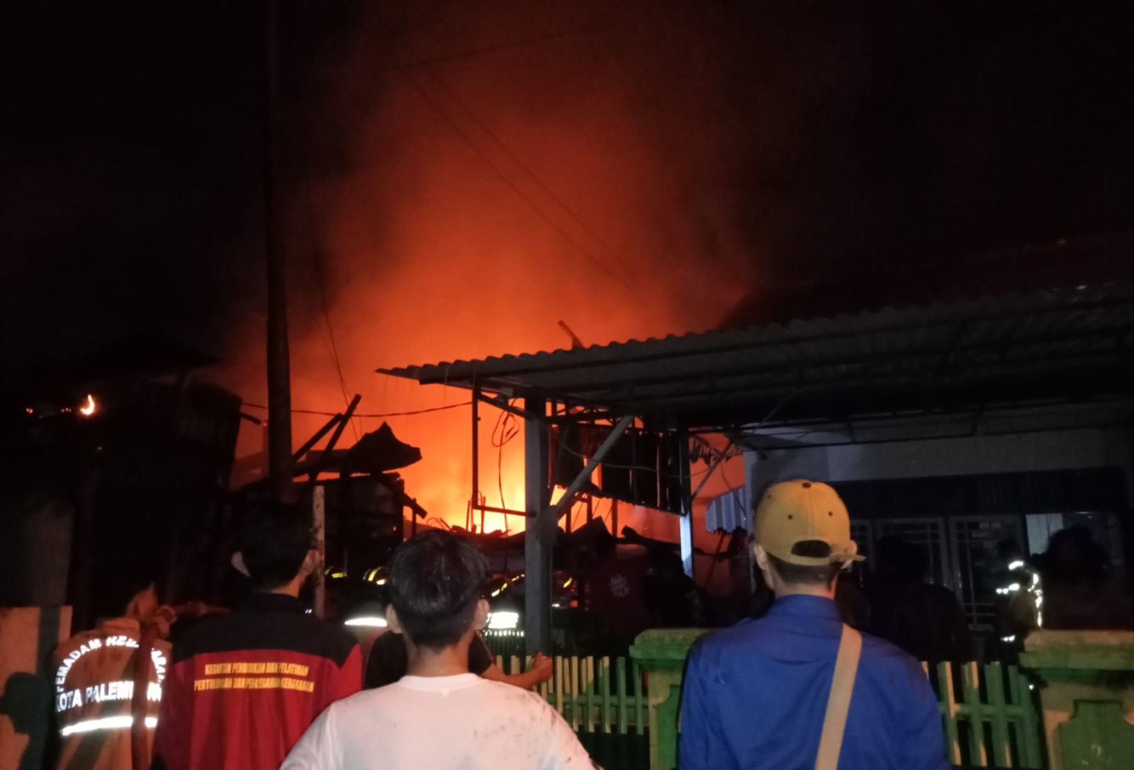 Tengah Malam, 2 Rumah Semi Permanen di Palembang Hangus Terbakar