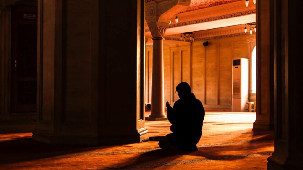 9 Doa yang Diajarkan Rasulullah SAW Saat Menghadapi Masalah Besar Dalam Hidup