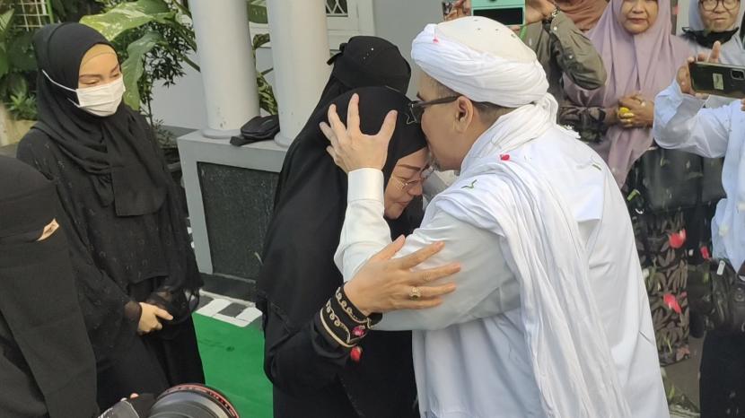 Innalillahi, Istri Habib Rizieq Shihab Meninggal Dunia, Pelayat Berpakaian Serba Putih Penuhi Rumah Duka