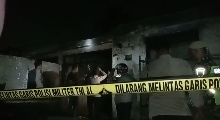 Diduga Akibat Petasan, 2 Rumah dan Mobil di Komplek TNI AL Palembang Terbakar Saat Malam Pergantian Tahun Baru