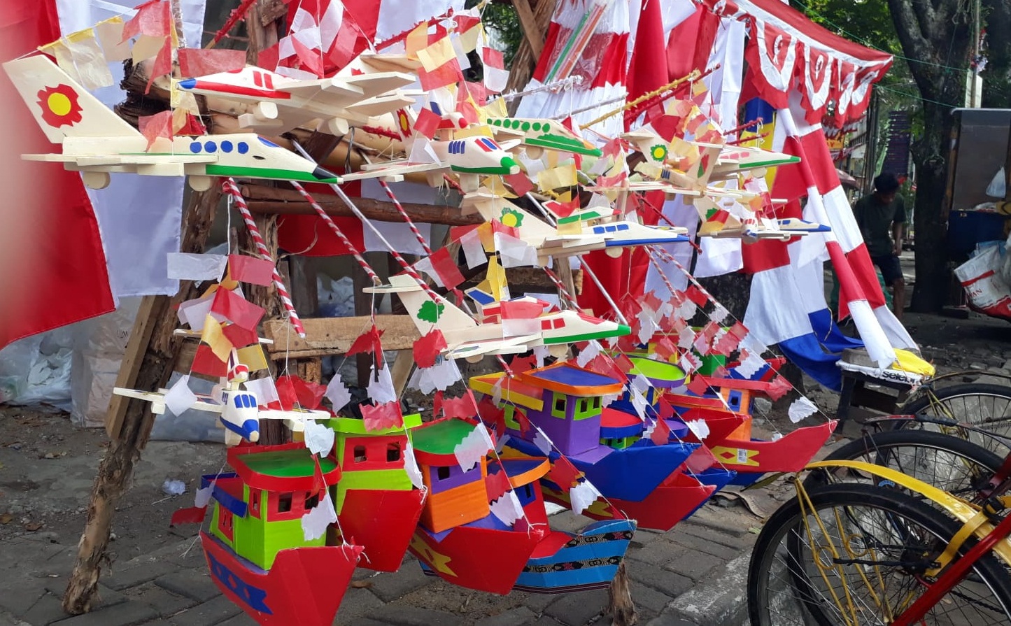 MERIAH! Menjelang HUT Kemerdekaan RI Jalan Merdeka Palembang Ramai Penjual Telok Abang