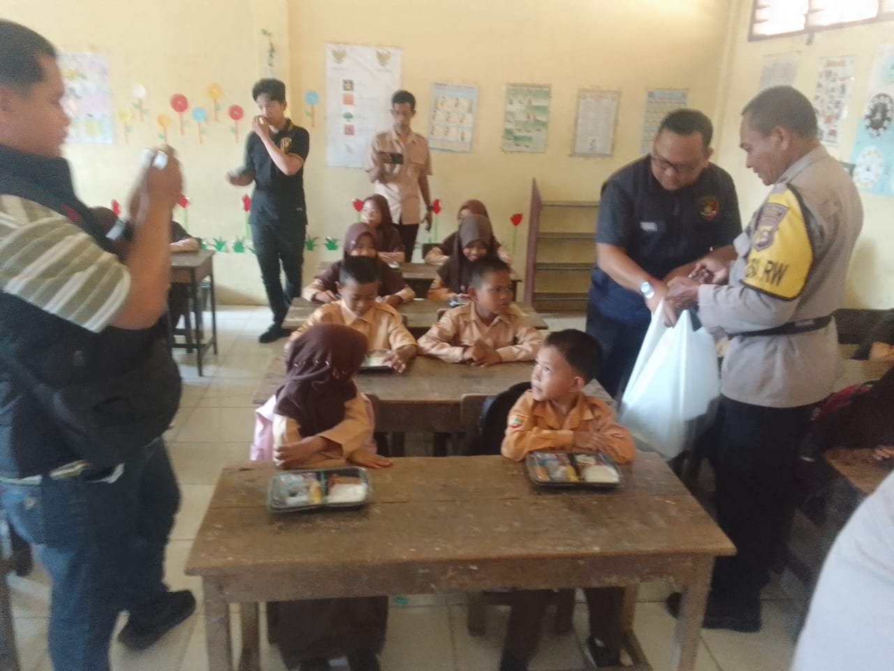 Program Makan Bergizi Gratis di SDN 14 Indralaya, Polres Ogan Ilir Bagikan 123 Paket Nasi