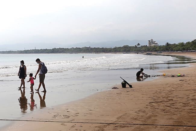 Pantai Pangandaran Terdampak, Wisatawan Patuhi Imbauan BMKG, Hindari Destinasi Alam, Wisata Buatan Ramai  