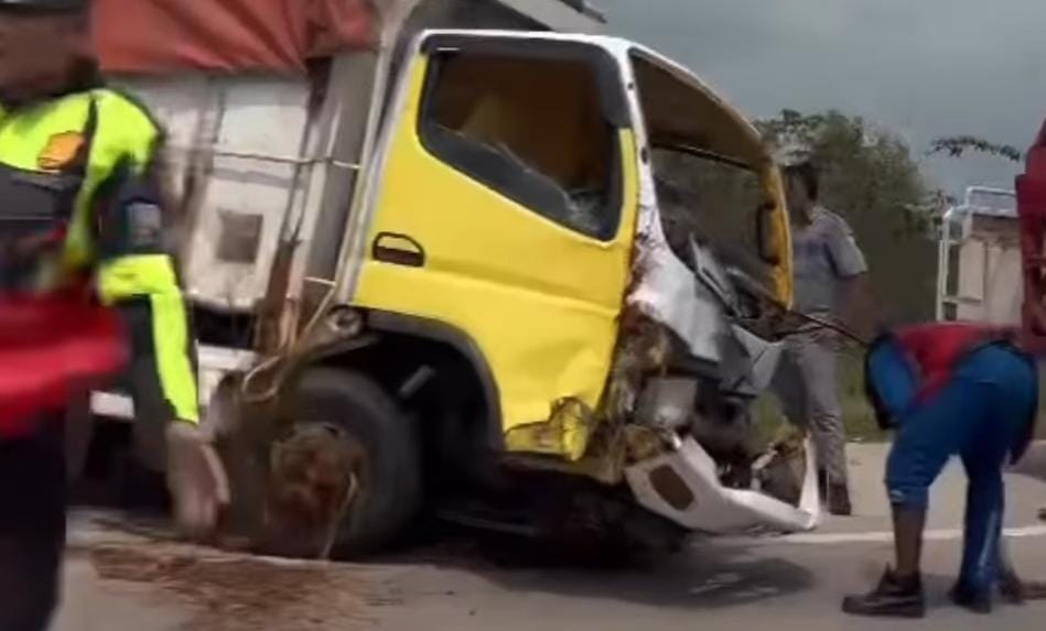 Diduga Sopir Mengantuk, Truk Oleng dan Terguling di KM 151 Ruas Tol Terpeka