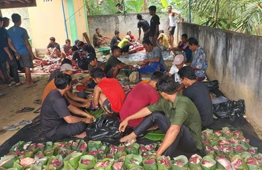 Ramah Lingkungan, Bungkus Daging Kurban Pakai Daun Pisang dan Daun Jati