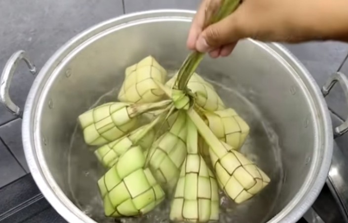 Resep Nenek Moyang yang tak Lekang Hingga Tahun Ini: Rahasia Agar Ketupat Tidak Cepat Basi dan Tetap Empuk