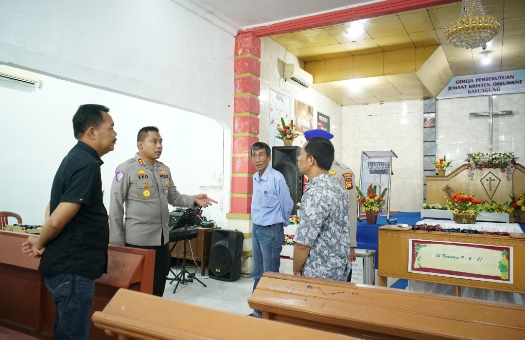 Perkuat Toleransi Lewat Program Belida, Polres OKI Bersihkan Gereja GPJKO di Kayuagung