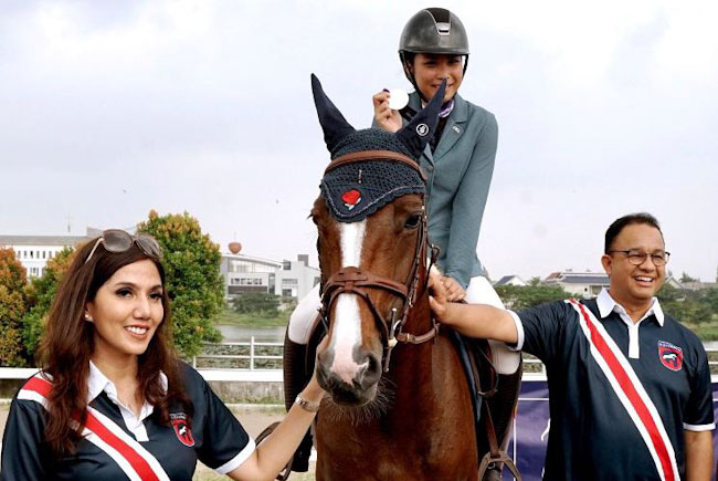 Anies Serahkan Piala Kejuaraan Berkuda Equestrian 